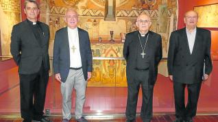 Pablo Delclaux, Ángel Pérez, Angel Fernández y Ángel Noguero ante el frontal de San Hilario en el Museo Diocesano.