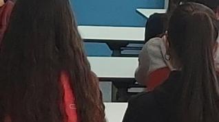 Pilar Salsé expone a los jóvenes la labor de la fábrica Ercros.