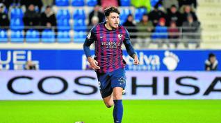Andrei Ratiu conduce el balón por la banda derecha en un partido de El Alcoraz.