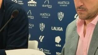 Josete Ortas y Carlos Sánchez, durante la firma del nuevo contrato entre la SD Huesca y Fútbol Emotion.