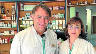 Carlos Anoro, de Sariñena, y Olga Valdovinos, de Castejón de Monegros, han abierto su farmacia en Robres.
