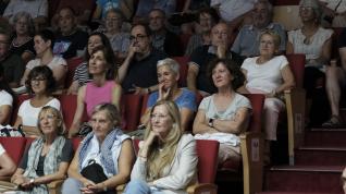 La directora de la iniciativa se dirige al público.