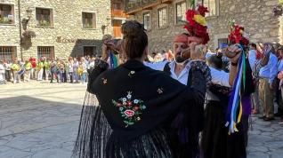Participantes en el Ball de Benás este sábado en uno de los momentos más emotivos en la Fiesta d'Agüerro.