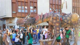 Este llamativo dragón es uno de los espectáculos de calle que recorren los puestos del mercado medieval.