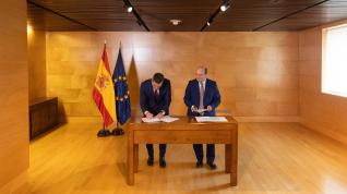 Firma del acuerdo entre Ortuzar y Sánchez este viernes.
