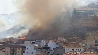 Bomberos de la Comarca extinguen un incendio de matorral en las faldas del Castillo de Monzón