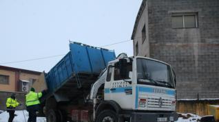 El dispositivo especial del Ayuntamiento de Monzón ha esparcido ya más de 6.000 kilos de sal