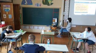 La escuela de Senegüé el pasado curso, con los tres alumnos que empiezan ahora el instituto