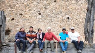 Izabella, primera por la izquierda, y Marcos, segundo por la derecha, con otros vecinos de Aguinaliu.