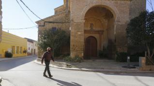 Óscar Bescós pasa por delante de la iglesia y por en medio de la carretera al mismo tiempo.