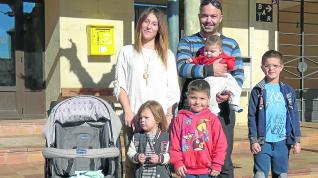 La familia con cuatro hijos cuando llegaron hace cinco años a Salas Altas.