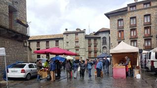 Boltaña ha montado su Feria de la Primavera en la plaza Mayor.