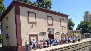 Asistentes a la concentración este domingo en la estación de tren de Grañén.