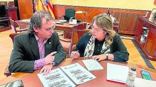 serrano plataforma Raúl Rivarés, representante de la plataforma, y la delegada de Gobierno en Aragón, Rosa Serrano, reunidos.