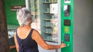 Compradora haciendo uso del supermercado automático de Piedrafita de Jaca.
