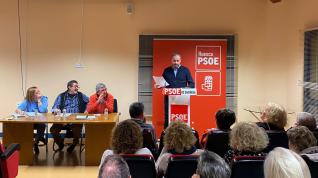 Intervención de Juan Escalzo durante la asamblea de la Agrupación Local del PSOE.