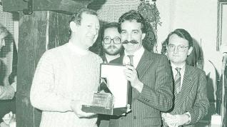 Santiago Marraco, a la izquierda, con la pajarita de oro de los Altoaragoneses.