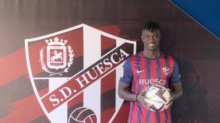 Samuel Obeng posa vestido de azulgrana con el escudo de la SD Huesca.