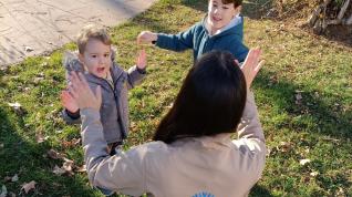 Una de las monitoras de la Comarca atiende a varios niños.