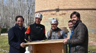 Responsables municipales junto a los alpinistas Andrés Vilalta y José Carlos Cortés junto a la caja nido.