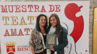 Mercedes Portella dio el premio Mejor Dirección a Laura Orts en nombre de Marcos Altuve. X Muestra de Teatro Amateur Villa de Biescas
