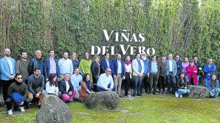 Representantes institucionales y vitivinícolas durante la reunión en la bodega Viñas del Vero.