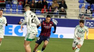 Cristian Salvador se marcha con el balón controlado en el partido ante el Oviedo.