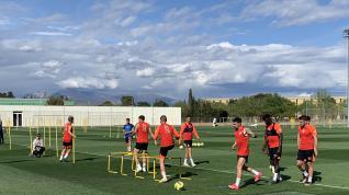 La SD Huesca se ejercita en el IES Pirámide en la última sesión previa al partido.