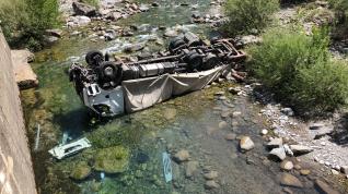 Estado en el que ha quedado el camión tras el accidente mortal al caer al río Cinca.
