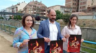 Ana Escartín, Fernando Torres y Lorena Espiérrez muestran el cartel de las fiestas de San Ramón.