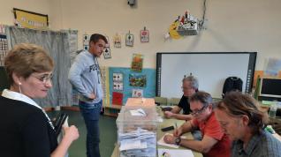 Votación en las elecciones municipales de Graus en un colegiode la localidad, el pasado domingo 28 de mayo.