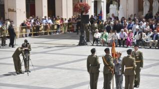 Más de 250 civiles juran la bandera en la plaza López Allué de Huesca