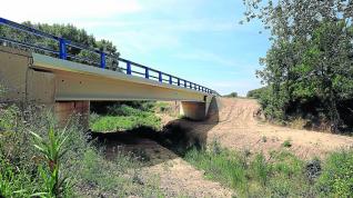 La nueva circunvalación de Liesa de 1,3 kilómetros incluye un puente sobre un barranco.