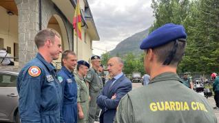 El delegado del Gobierno en Aragón visita el acuartelamiento de la Guardia Civil en Benasque.