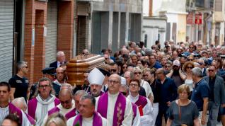 Numerosas personas en el cortejo fúnebre durante el funeral celebrado este lunes por el alcalde de Zuera, Luis Zubieta.