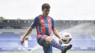 Iker Kortajarena dio sus primeros toques con la camiseta de la SD Huesca.