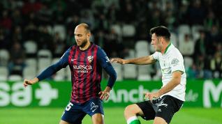 Jérémy Blasco defiende el balón de un jugador rival en el último partido del Huesca en Santander.