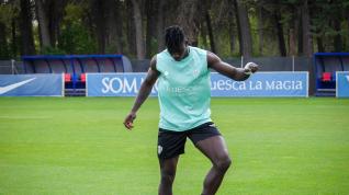 Obeng, durante un entrenamiento con la SD Huesca.