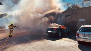Bomberos extinguen el fuego del vehículo que ha ardido en Arguis.