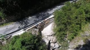 Aspecto que presenta la zona reparada de la carretera de acceso al cañón de Añisclo.