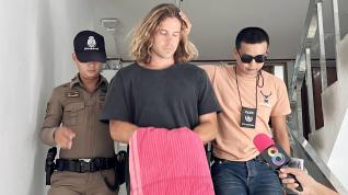 Daniel Sancho, siendo arrestado por agentes de la Policía en Koh Phangan.