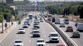 Coches circulando este viernes en la A-4 en Madrid.
