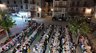 Los vecinos de Labuerda durante la cena en la plaza.