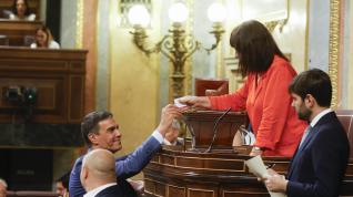 El presidente del Gobierno en funciones y diputado socialista Pedro Sánchez, entregando su voto a la presidenta de la Mesa de edad, Cristina Narbona.