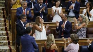 Francina Armengol recibe los aplausos de sus compañeros de grupo tras ser elegida nueva presidenta del Congreso