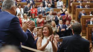 Francina Armengol recibe los aplausos de sus compañeros de grupo tras ser elegida nueva presidenta del Congreso