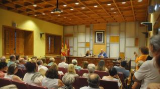 El público llenó el Salón de Ciento en la presentación de la nueva novela de Buesa.
