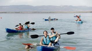 La jornada incluyó paseos en kayak por el embalse.