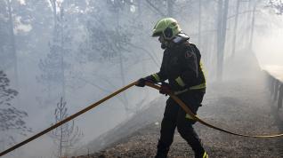 Un bombero trabaja en la extinción del fuego, en Las Lagunetas
