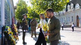 El presidente de Ucrania, Volodimir Zelenski, recuerda a los caídos en conflicto.